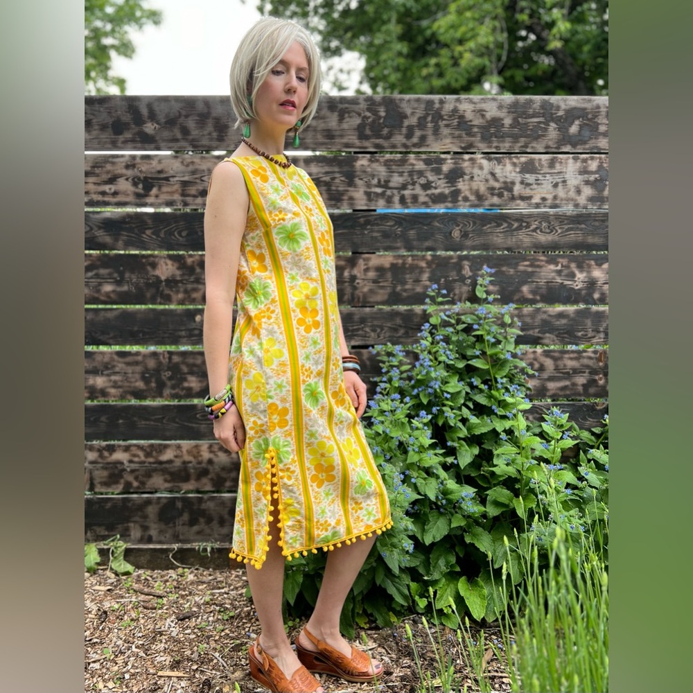 60s Hawaiian Tiki Dress w/ Pompom Trim - Picture 3 of 9